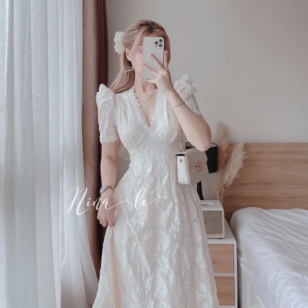 Váy ren hoa cổ V xẻ tà dáng dài DN278