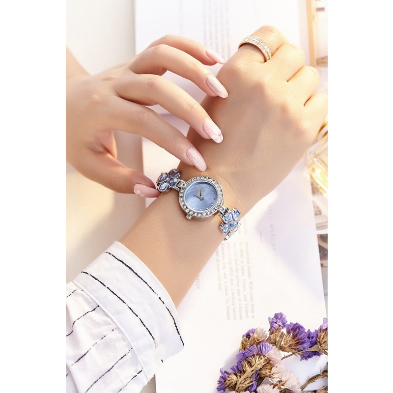 Đồng Hồ Nữ Dạng Lắc Tay Dây Kim Loại Cỏ Bốn Lá Đính Đá Thời Trang Xinh Xắn