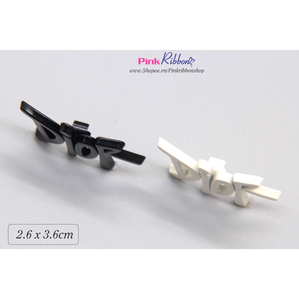 Charm chữ D10R đen-trắng