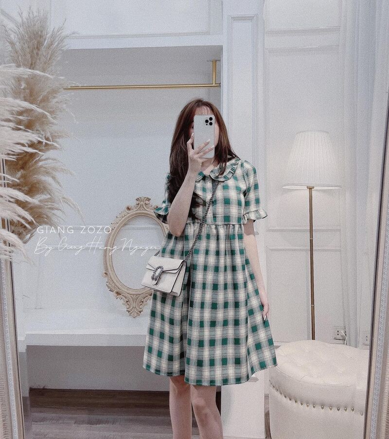 Váy kẻ thêu quả dứa cổ bẻ dáng babydoll fom rộng | BigBuy360 - bigbuy360.vn