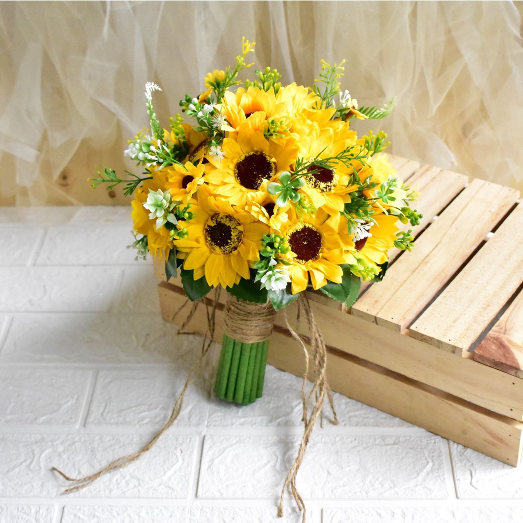 BÓ HOA CƯỚI CẦM TAY CÔ DÂU HOA HƯỚNG DƯƠNG SÁP VÀNG ĐIỂM HOA BABY NHỰA. TẶNG KÈM CÀI ÁO CHÚ RỂ