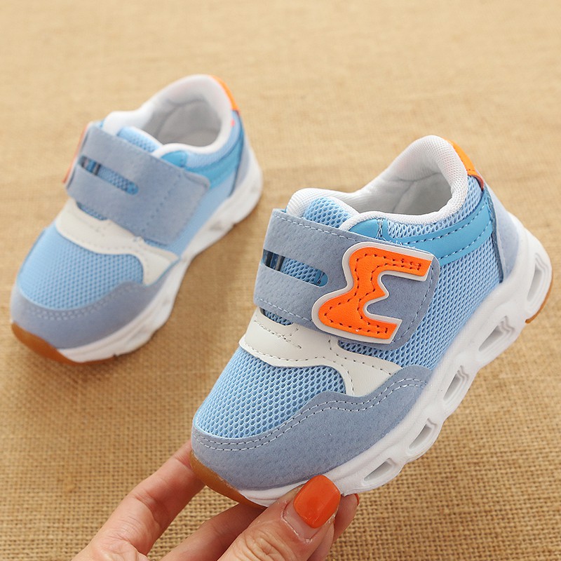 Giày sneaker có đèn LED thời trang cho bé