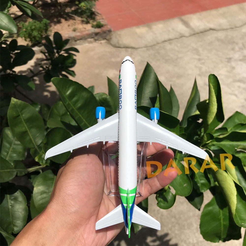 Mô Hình Máy Bay Bamboo Airways đúc Kim Loại có kèm đế trưng bày, trang trí bàn làm việc