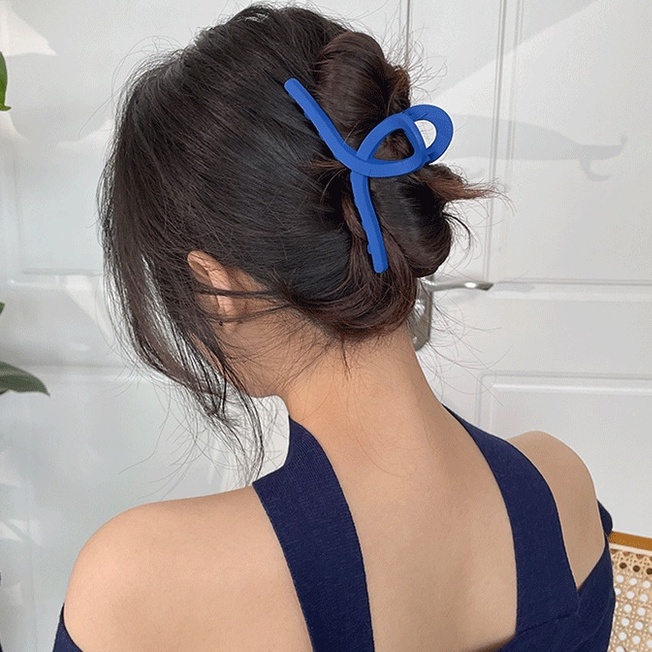 Kẹp tóc càng cua màu xanh dương hợp thời trang cho nữ