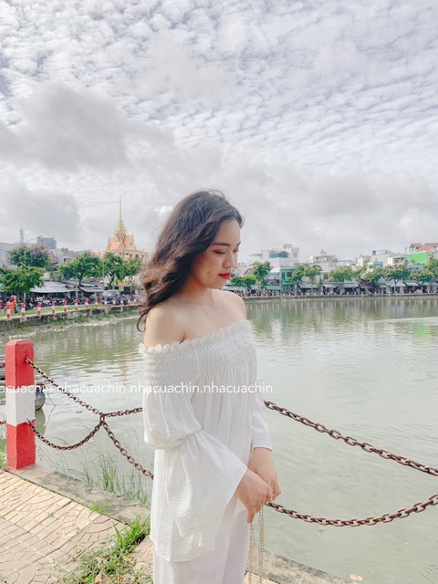 Set áo trễ vai kèm quần trắng