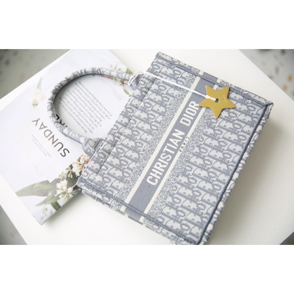 Túi Tote Dio Book Tote Size 26 Chữ Xám 2022 Có Hộp Hàng Sẵn Hình Thật Shop Chụp