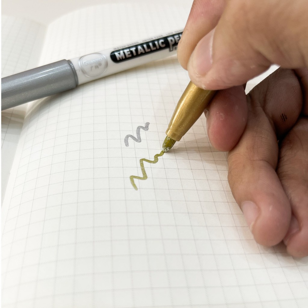 Bút nhũ Metallic Pen (Bạc/Vàng)
