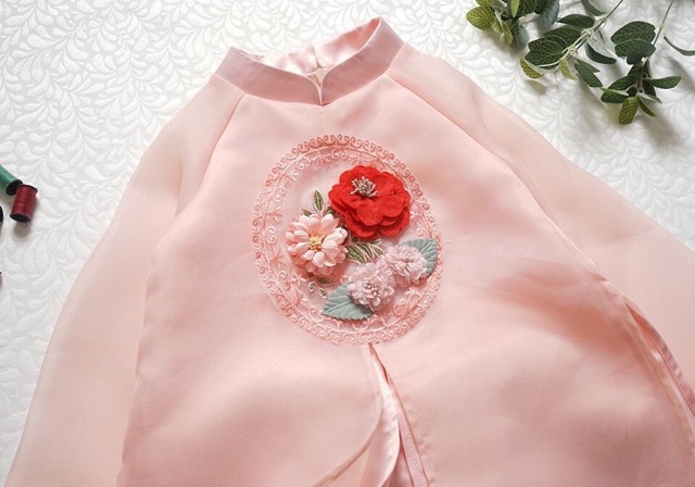 Áo dài cát tường cho bé gái diện Tết ạ