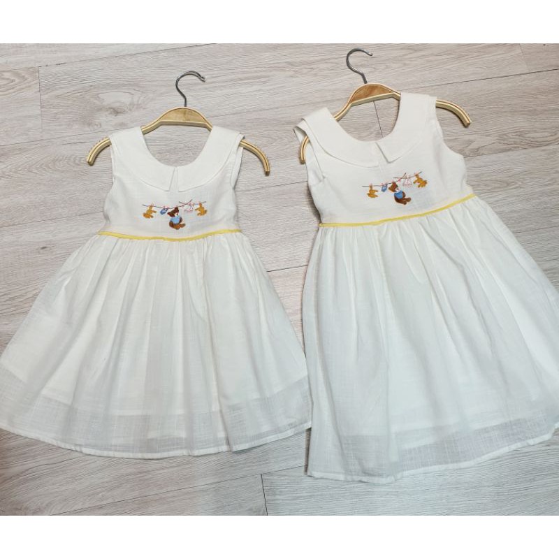 Váy trắng thêu hình gấu bông xinh xắn và cute cho bé gái