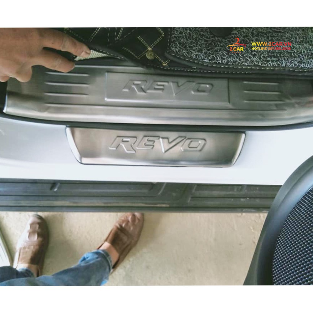 Bộ Ốp Bậc Cửa, Nẹp Bước Chân Trong Ngoài Xe HILUX REVO 2018-2019 , chất liệu Inox