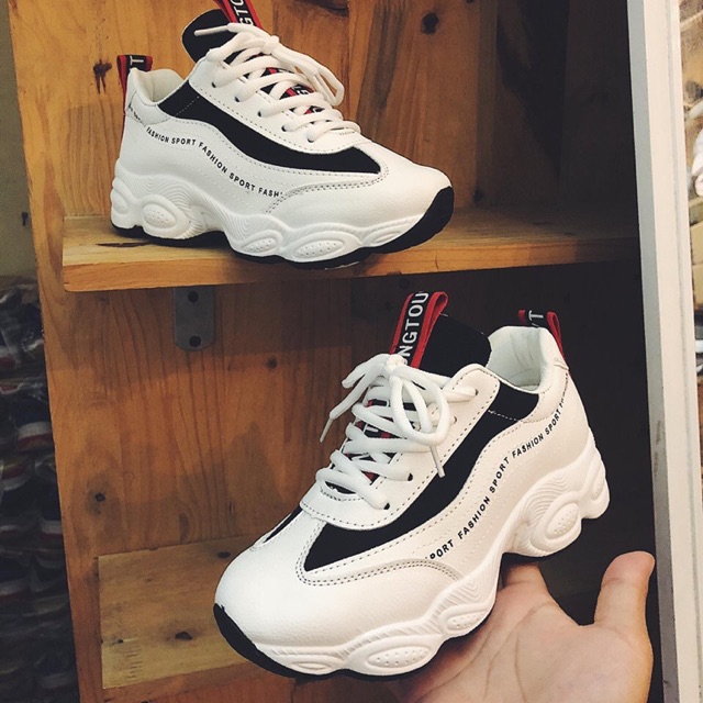 Giày sneaker