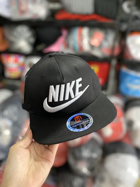 Nón snapback kaki thêu logo nổi cá tính cho Nam Nữ