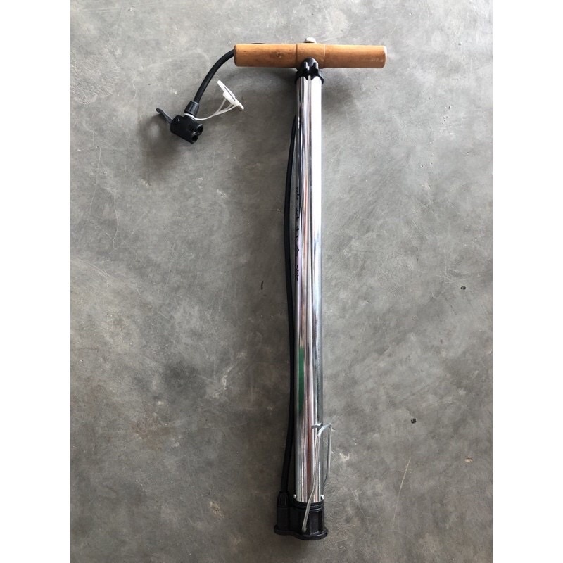 Bơm xe đạp xe máy cầm tay thân inox cán cầm bằng gỗ dài 60cm