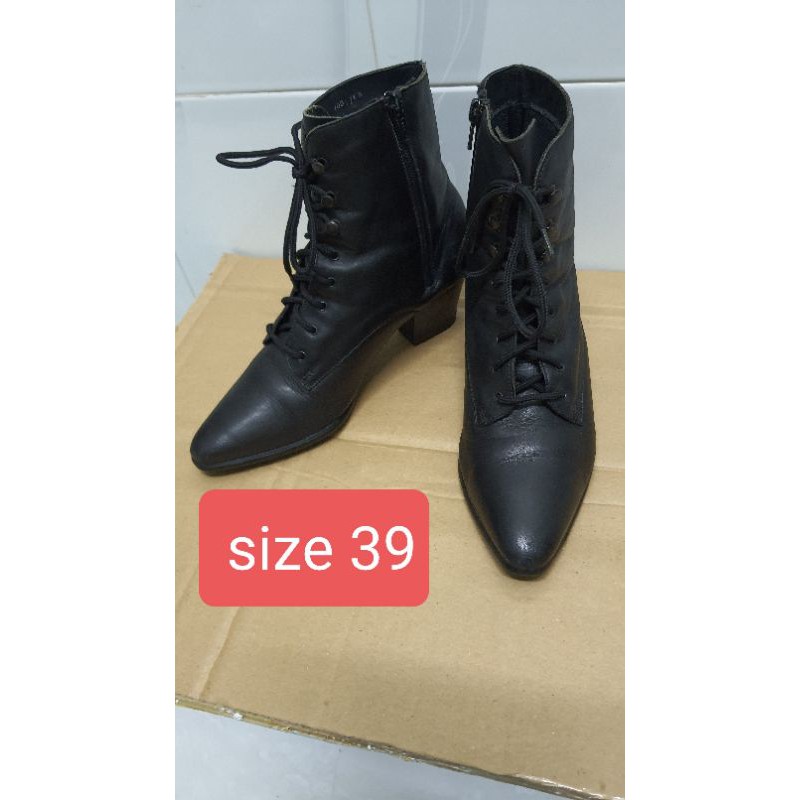 bốt kiểu dáng chiến binh size 39. lên chân đẹp