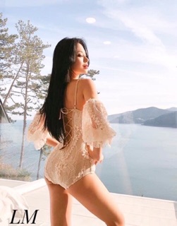 Bikini trễ tay ren