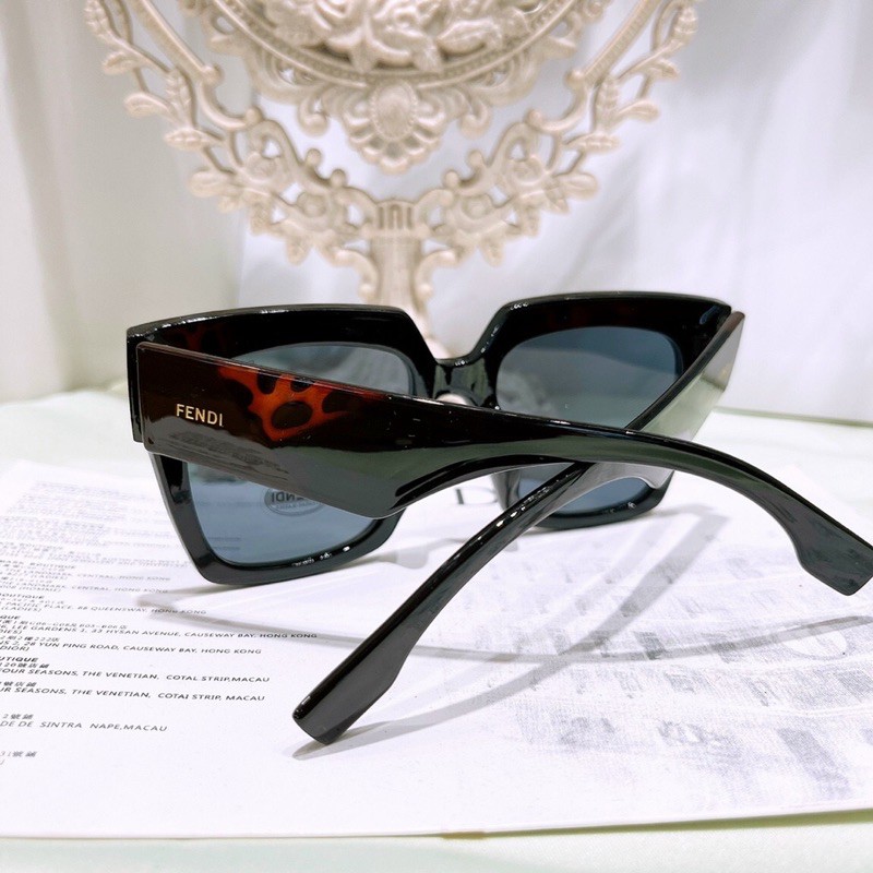 kính mát phom vuông thời trang | BigBuy360 - bigbuy360.vn