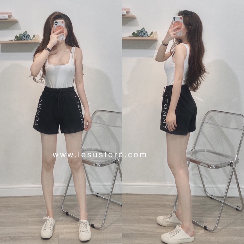 ẢNH TỰ CHỤP Quần short da cá thêu chữ 2 bên