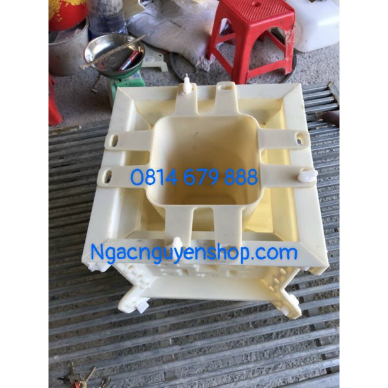 Khuôn đúc trụ đèn trang trí sân vườn có thể lắp bóng đèn chiếu sáng bên trong