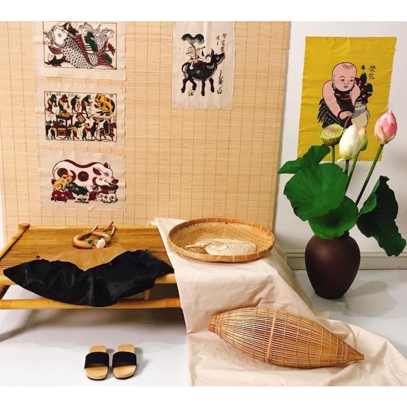 Yếm đào màu đồng đính hoa cho bé chụp sen