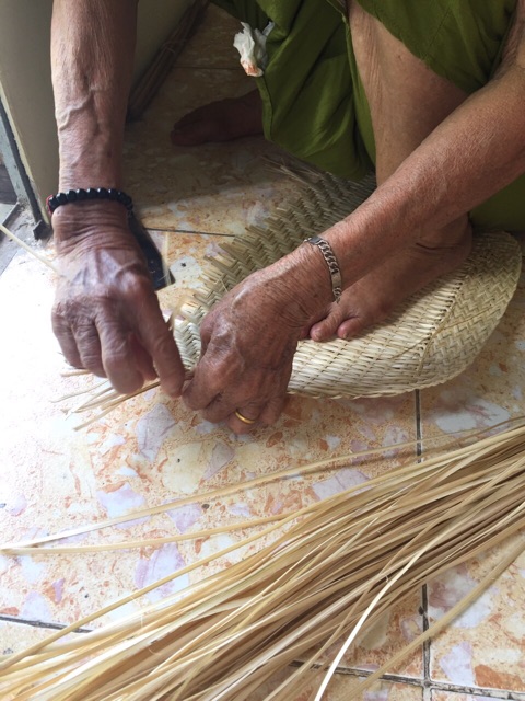 Quạt nan tre việt nam , bà ngoại đan, handmade, siêu bền đẹp. Bamboo fan of VietNam.