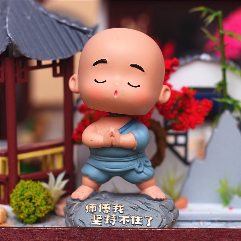 Mô hình tượng chú tiểu lắc đầu áo xanh tập võ biểu cảm dễ thương dùng để trang trí nhà cửa bàn làm việc quà tặng - Ráp