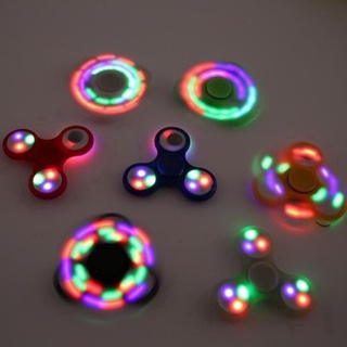 Con quay đồ chơi spinner có đèn led giúp giảm stress