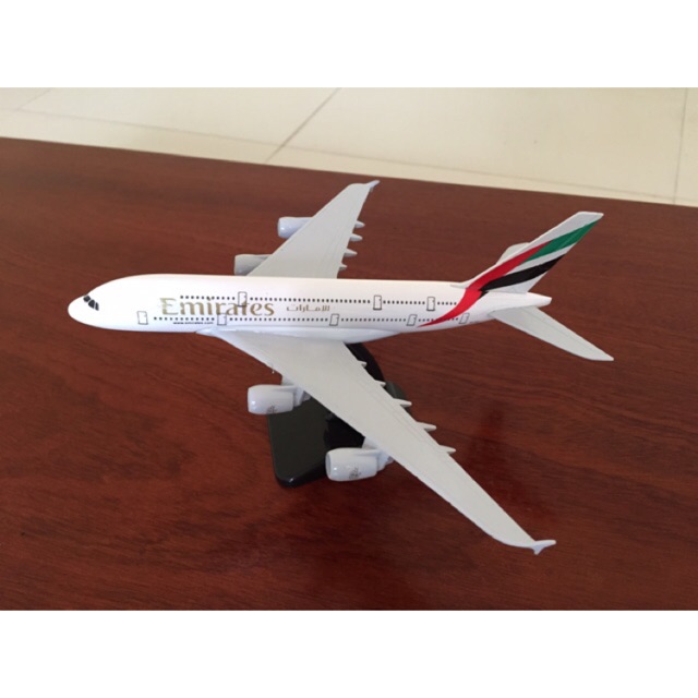 Mô hình máy bay emirates A380 18cm có bánh xe