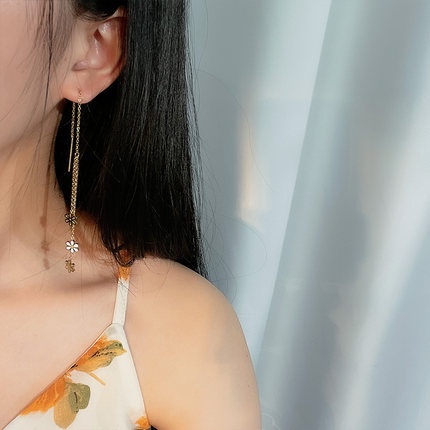 Khuyên tai dáng dài hình hoa cúc nhỏ bằng thép titan thời trang