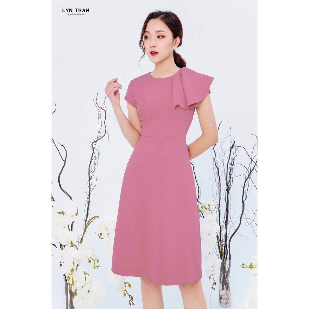VÁY XÒE XẾP BÈO RỦ TRÊN VAI BẤT ĐỐI XỨNG | BigBuy360 - bigbuy360.vn