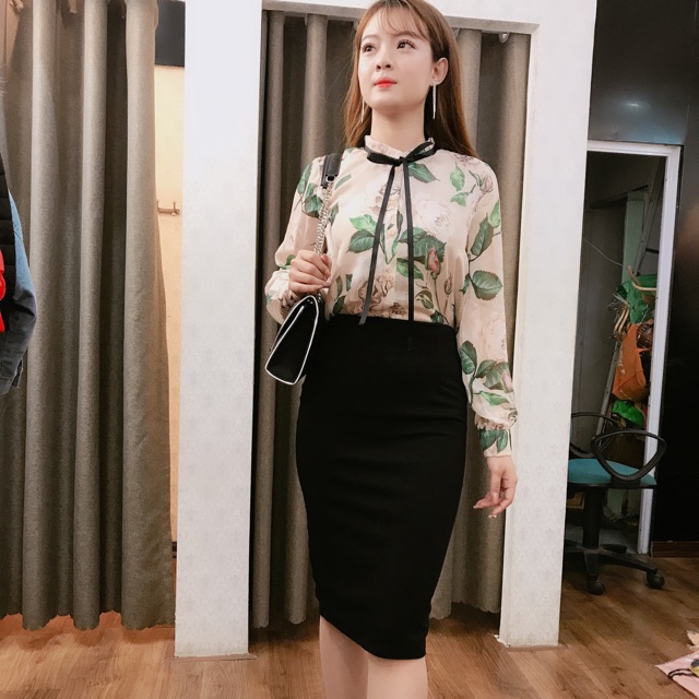 Chân váy bút chì đen xẻ sau