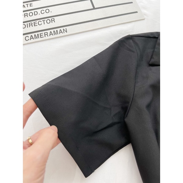 Đầm đen cài nút