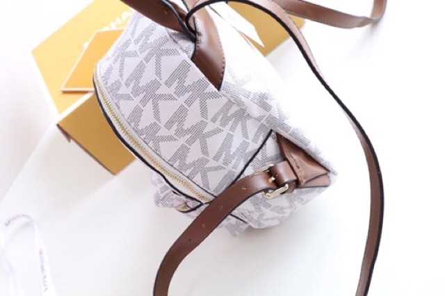 Balo Michael Kors khoá trước ngang hoạ tiết MK size 20