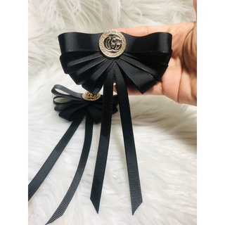cài áo nơ đen. Phối logo. KT : 10x15cm