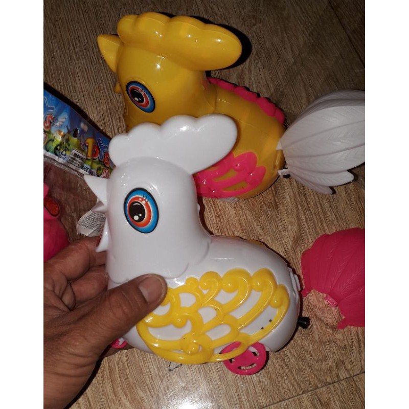 Một chú gà chạy dây rút có đèn bằng nhựa rất đẹp