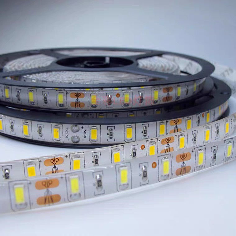 Đèn led dây dán bọc silicon chống nước chip led 5050 siêu sáng trang trí ngoài trời sử dụng nguồn 12V