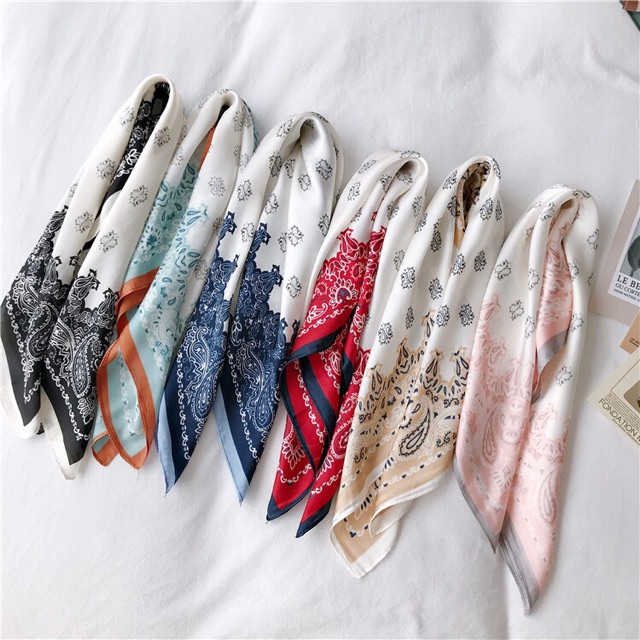 Khăn bandana lụa có size 53x53 và size 70x70.