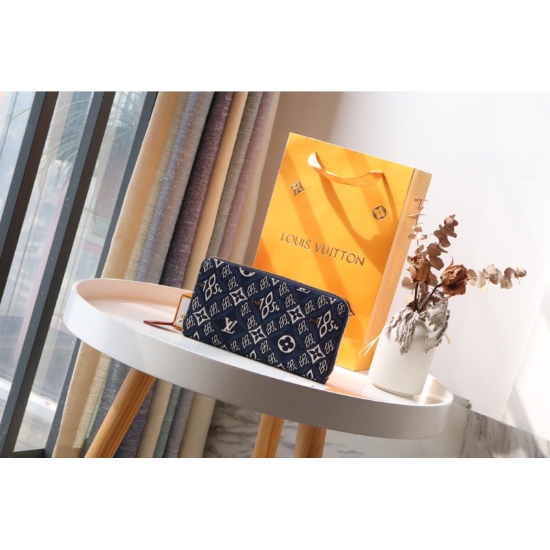 Ví kéo khoá Louis Vuitton = LV da thật cao cấp với thiết kế kéo khoá hoạ tiết tỉ mỉ, độc đáo.