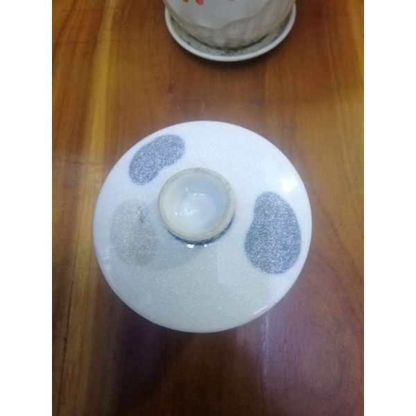 Hũ sứ Nhật có nắp có hoa văn.