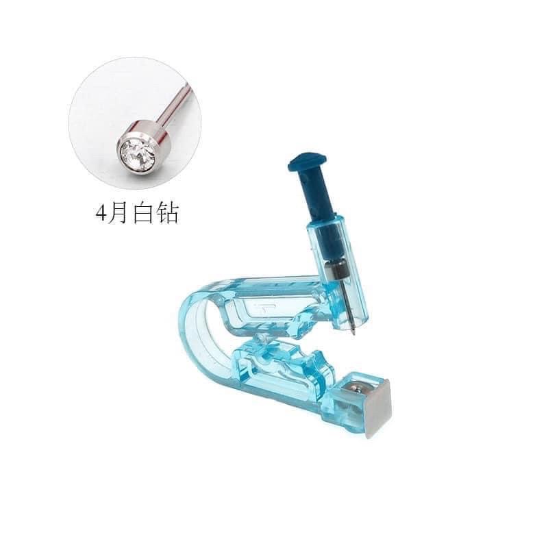 Bấm lỗ tai 1 lần, có gói sát khuẩn