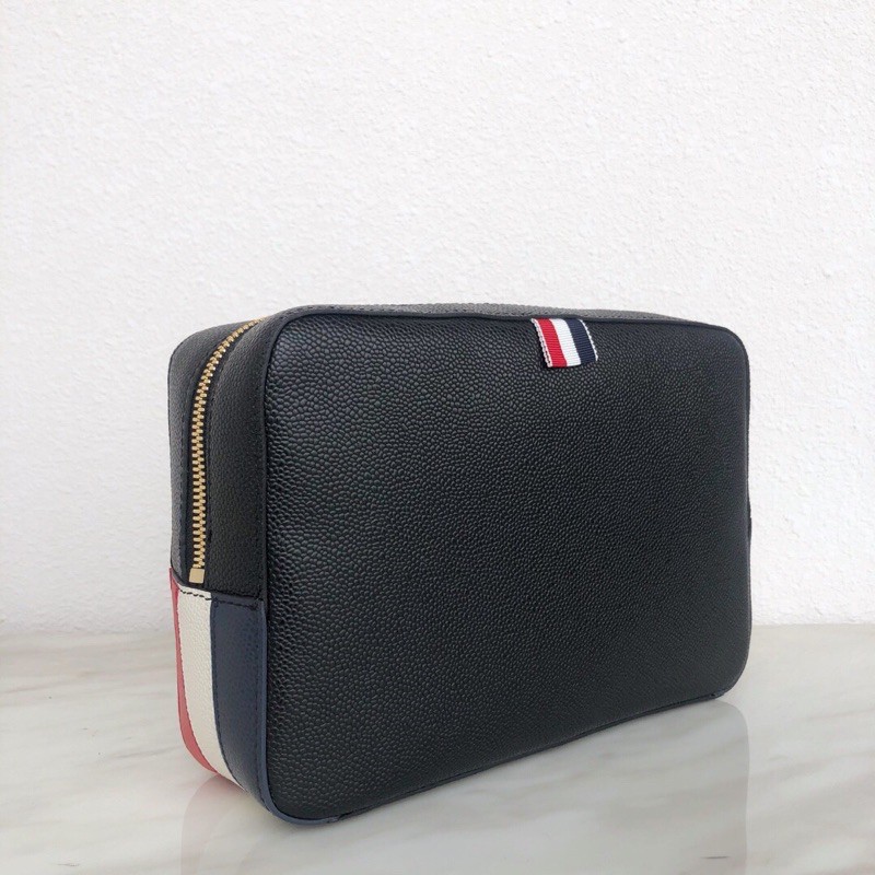 Túi clutch mới làm bằng da bò vân bóng. Thương hiệu này luôn giữ được sự chú trọng và hấp dẫn thom browne