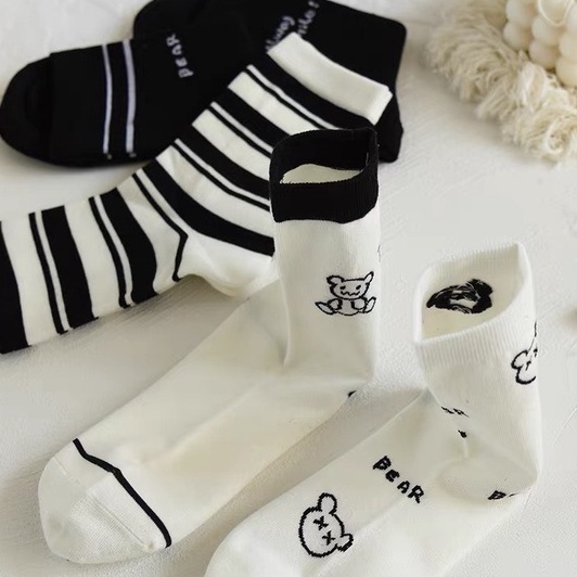 Tất nữ cổ cao họa tiết đáng yêu, tone màu trắng đen đơn giản, trẻ trung, chất liệu co dãn, thấm hút mồ hôi