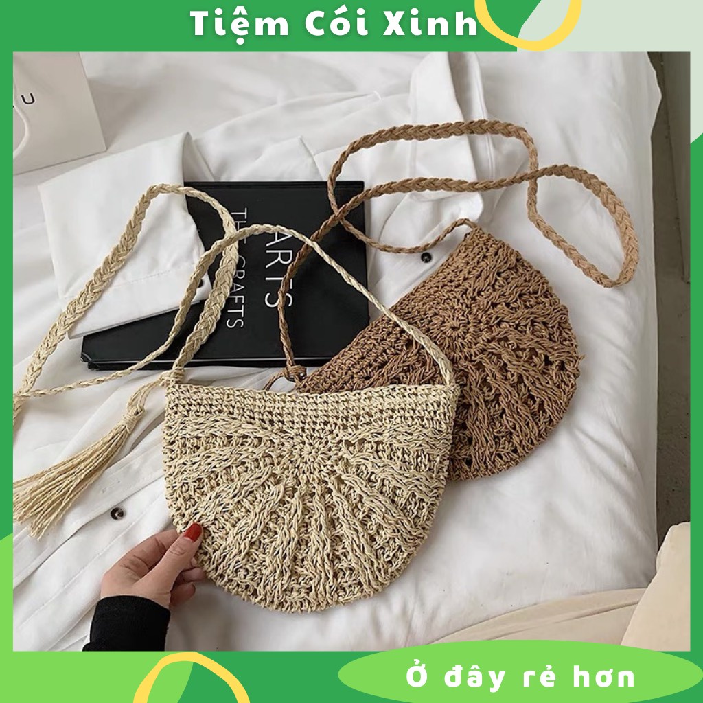 Túi cói nhỏ đi biển hình bán nguyệt gắn phụ kiện tua rua xinh xắn cho nữ