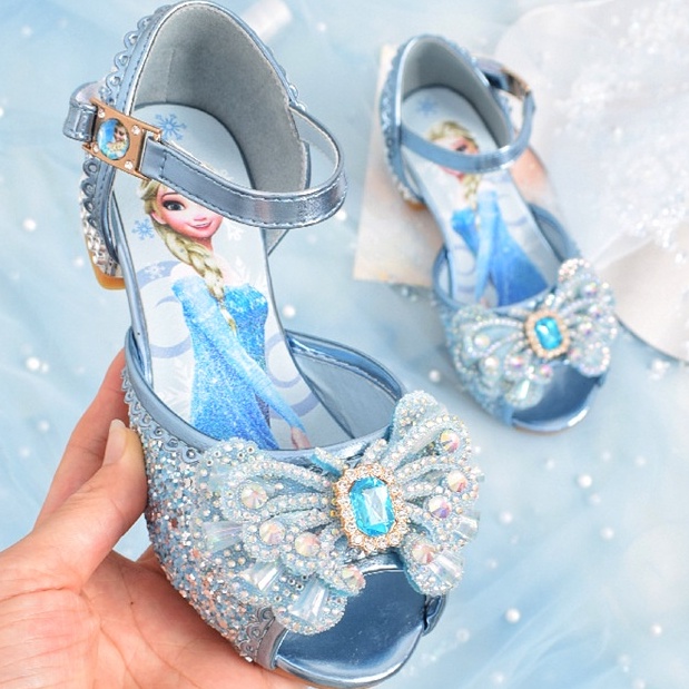 Giày bé gái hình công chúa Elsa có gót đính đá cao cấp, giày hở mũi gót 2.5cm bé 3-12 tuổi bé đi học đi chơi