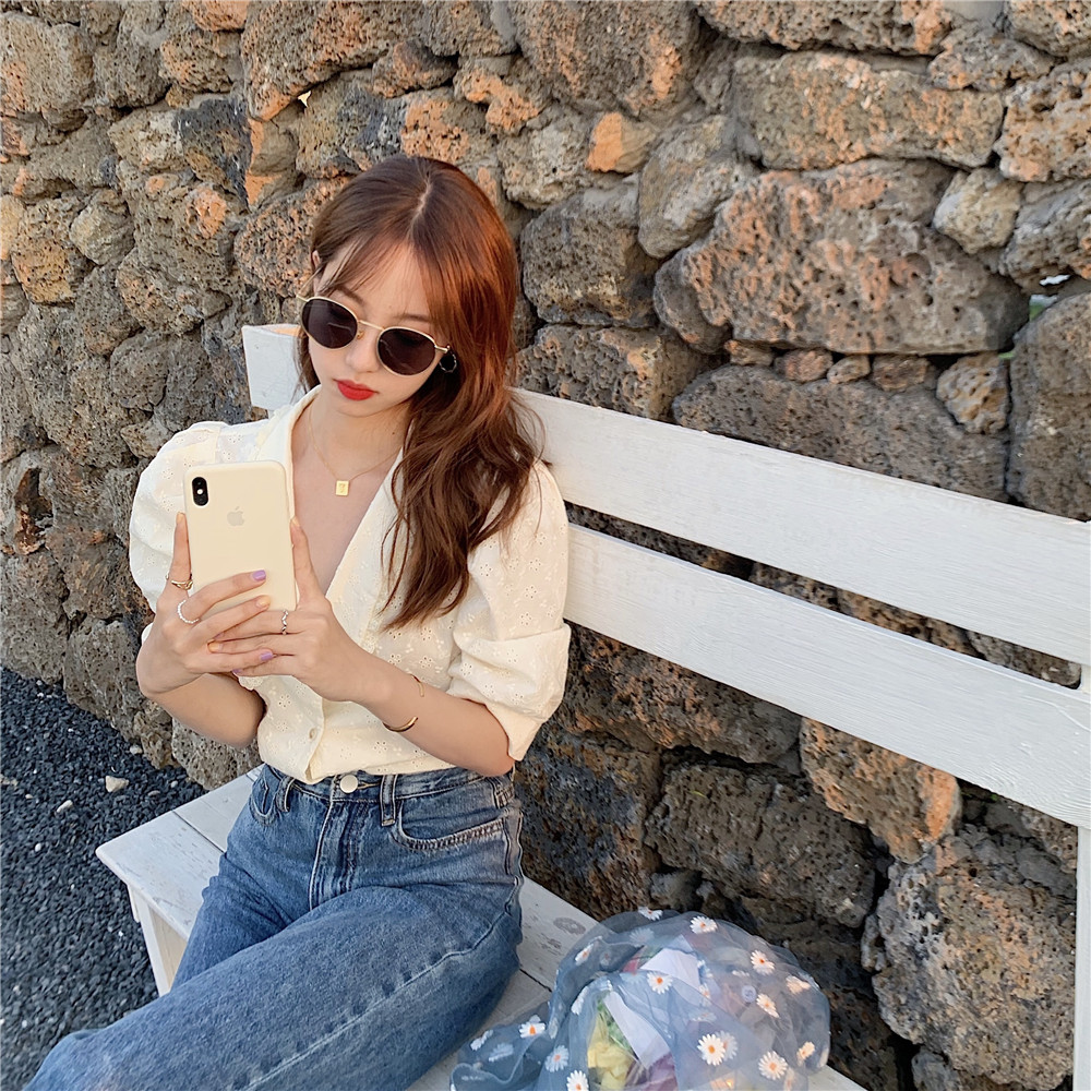 Áo màu trắng cổ chữ V tay phồng phối vải ren xinh xắn dễ thương