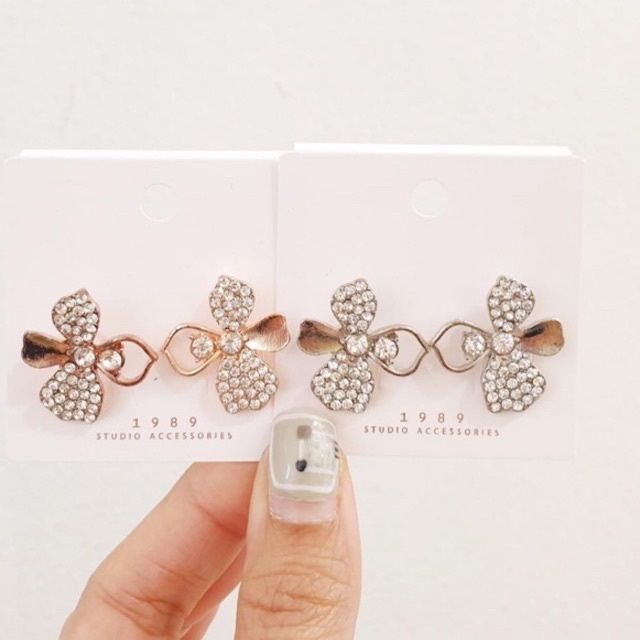 bông tai hình hoa đính đá phong cách hàn quốc