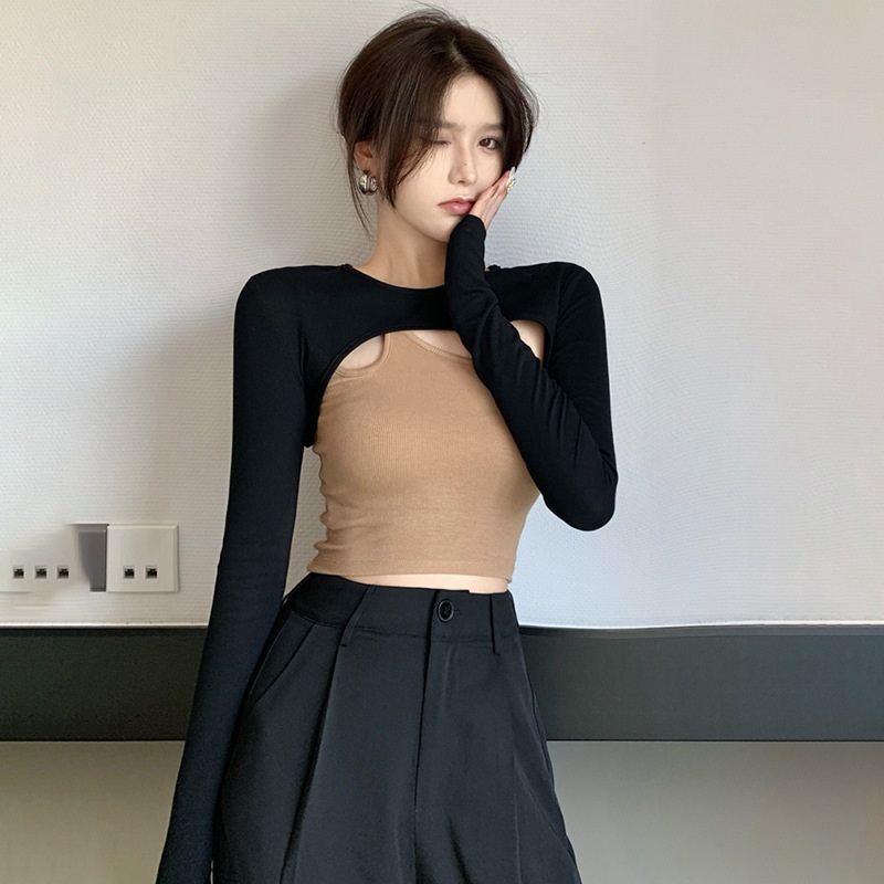 Set áo croptop hai dây và quần dài lưng cao màu sắc trẻ trung
