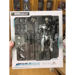 Mô hình Raiden giáp trắng trong Metal Gear Solid