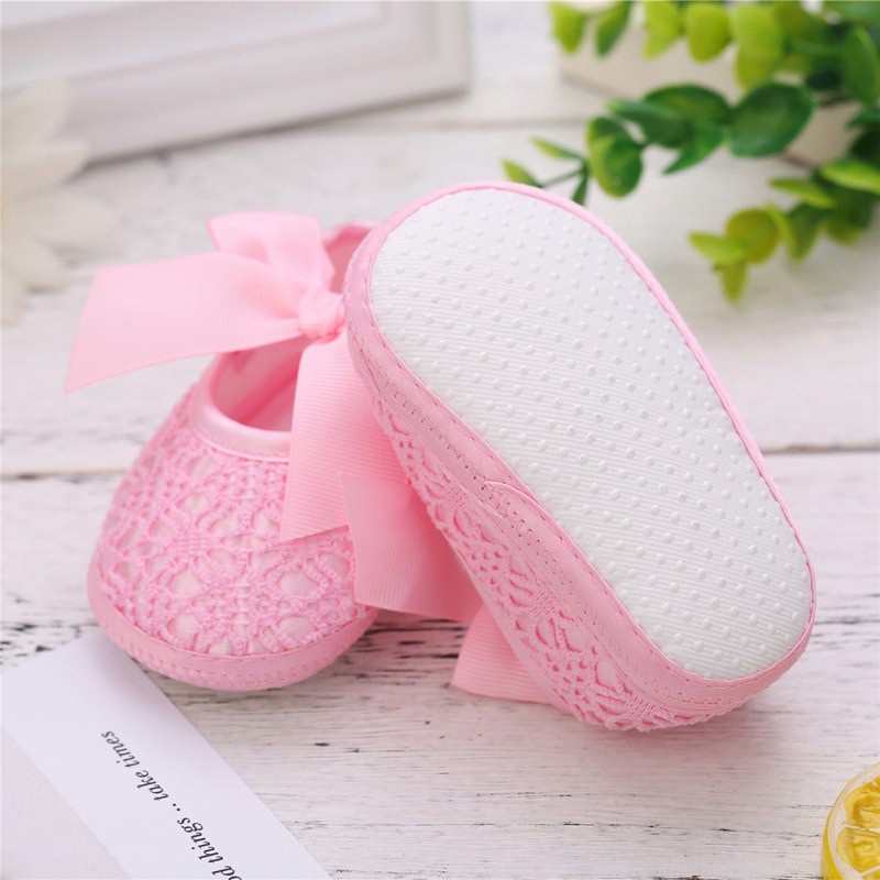 Đôi giày sneaker tập đi đế mềm chống trượt thoáng khí đính nơ cho bé gái