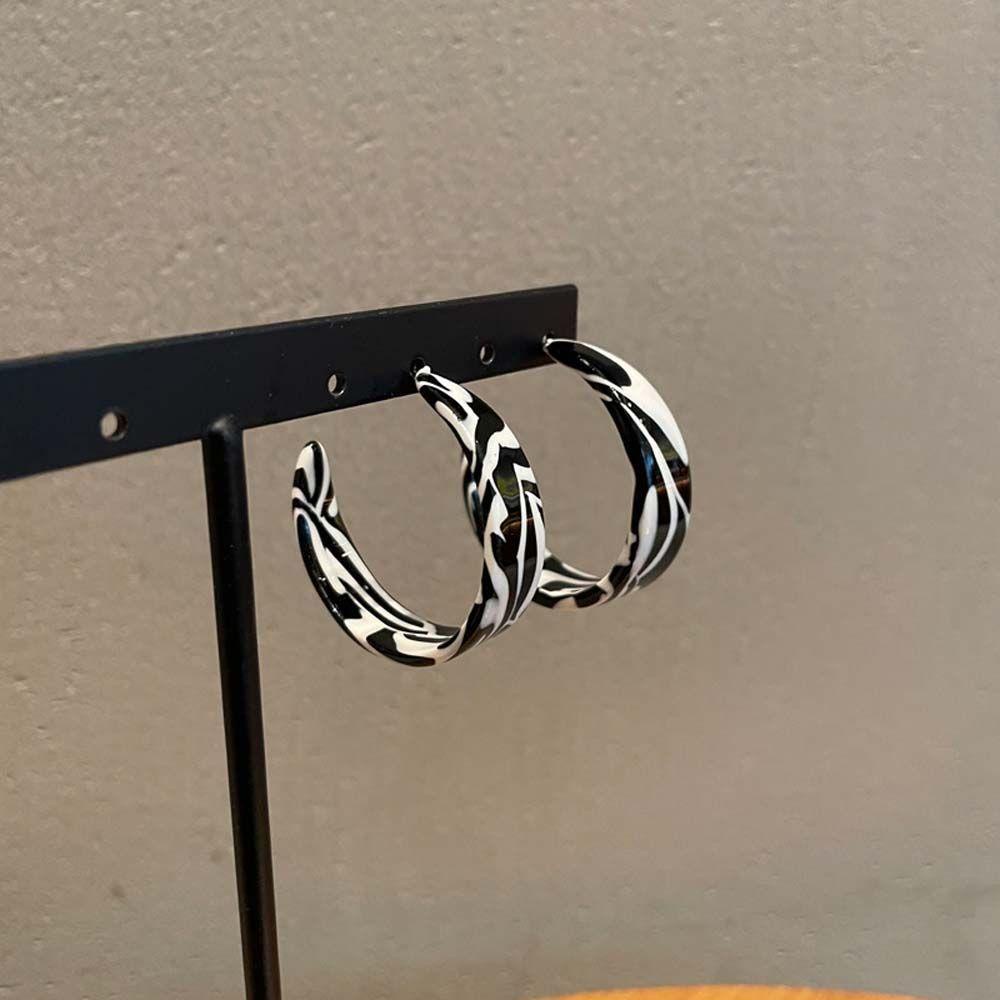 Bông Tai Acrylic Hình Chữ C Họa Tiết Kẻ Sọc Trắng Đen Phong Cách Hàn Quốc