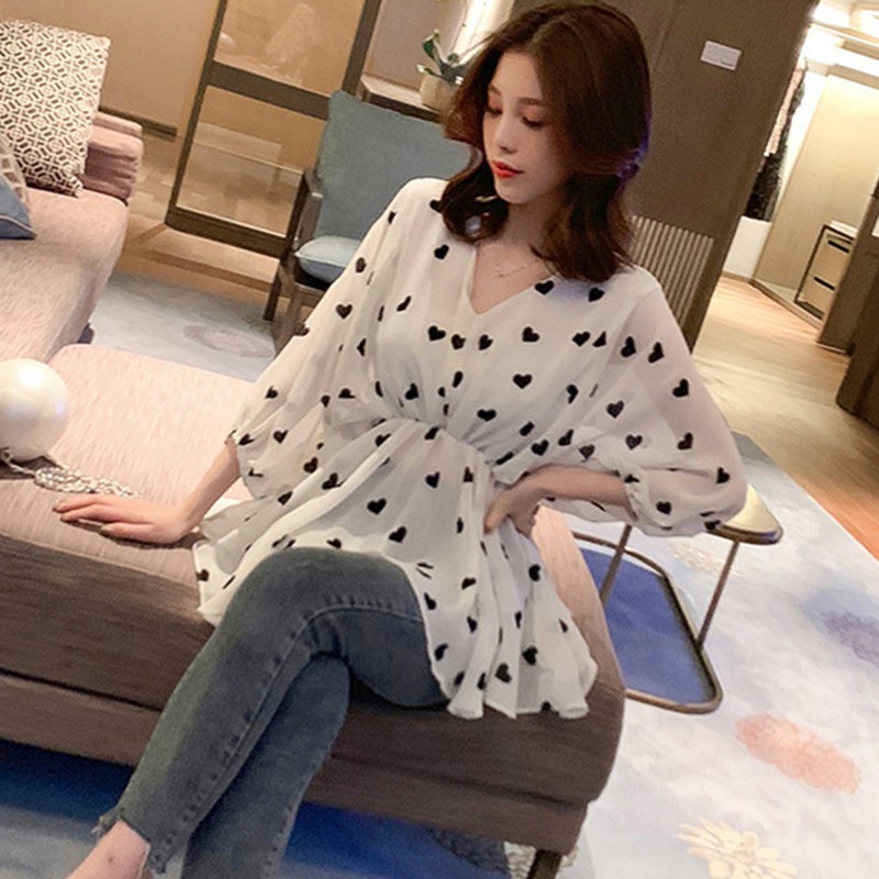 Áo kiểu tay lỡ cổ chữ V hoạ tiết trái tim thiết kế dáng rộng cho phái nữ